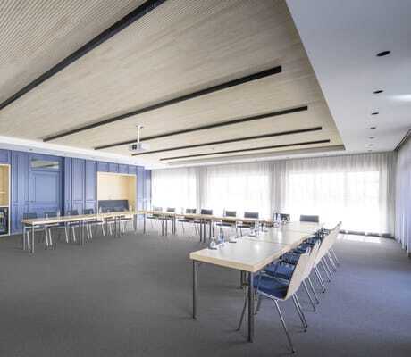 großer Tagungsraum in der Krone Schnetzenhausen mit Holzdecke und blauer Holzvertäfelung