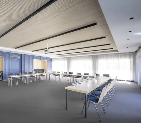 großer Tagungsraum in der Krone Schnetzenhausen mit Holzdecke und blauer Holzvertäfelung