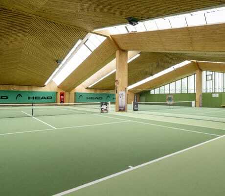 große Tennishalle in der Krone Schnetzenhausen mit grünem Teppich