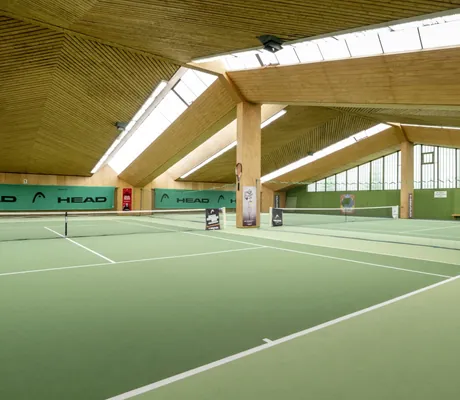 große Tennishalle in der Krone Schnetzenhausen mit grünem Teppich