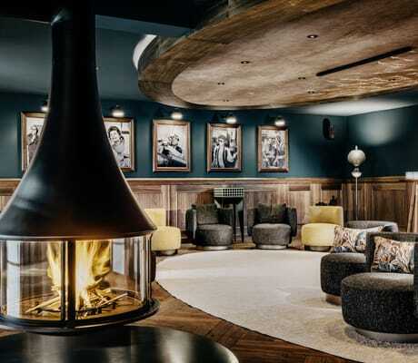 runder prasselnder Hängekamin in einer Lounge mit runden Drehsesseln im Landhotel Rössle