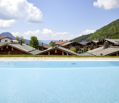 Outdoorpool im Panoramahotel Oberjoch mit Blick auf die Dächer der Alpin Chalets