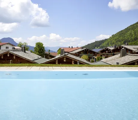 Outdoorpool im Panoramahotel Oberjoch mit Blick auf die Dächer der Alpin Chalets