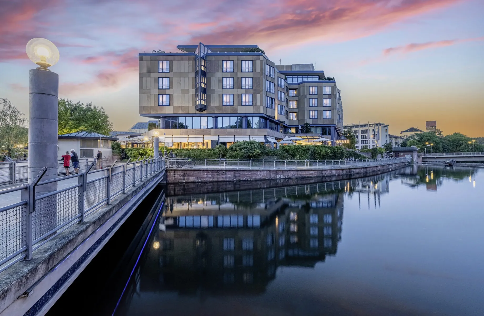 Außenansicht des Parkhotel Pforzheim vom Wasser aus gesehen im Abendrot