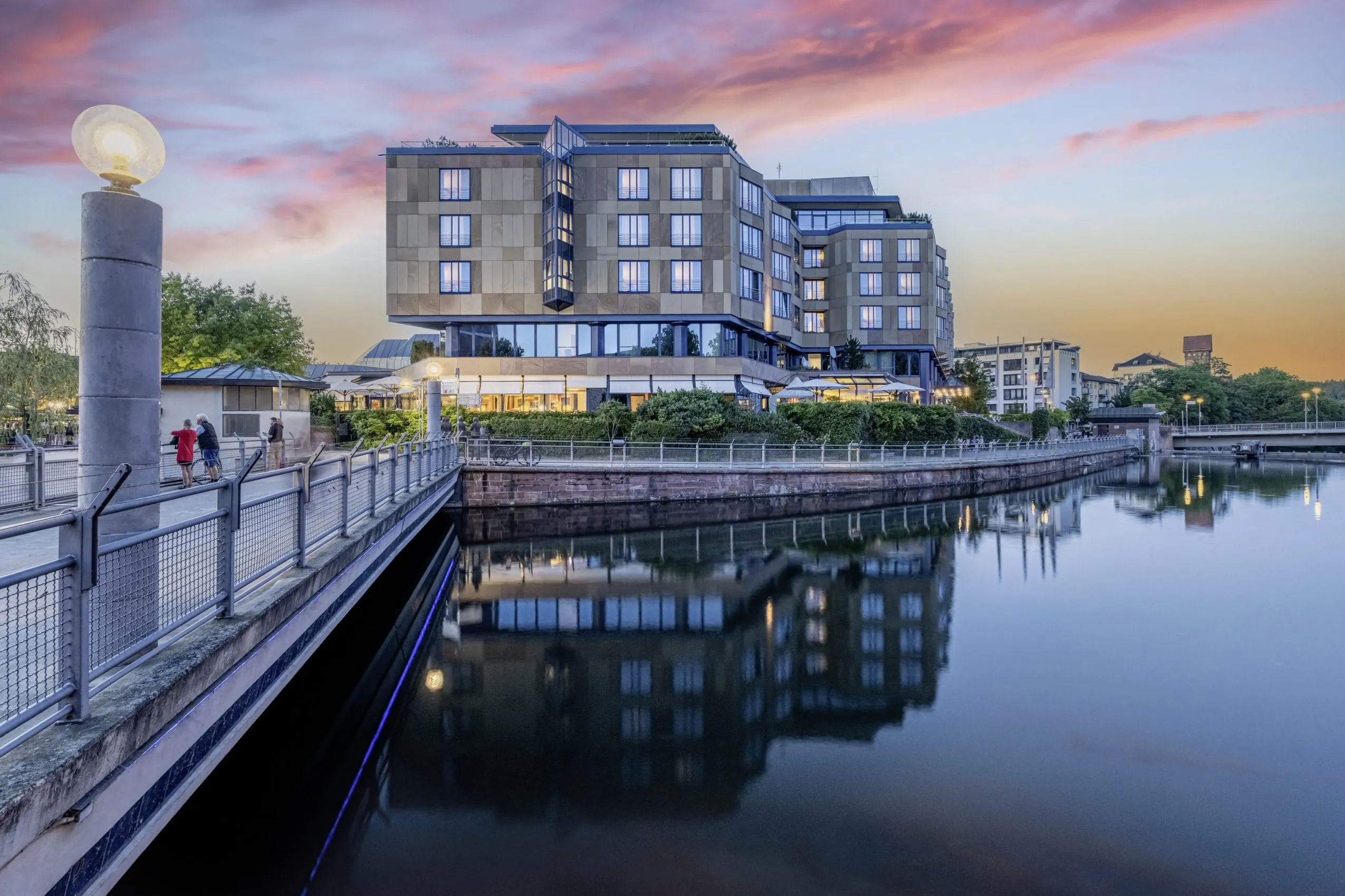 Außenansicht des Parkhotel Pforzheim vom Wasser aus gesehen im Abendrot