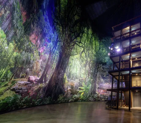 Treppenaufgang im beleuchteten Gasometer beim Parkhotel Pforzheim mit Dschungelmotiven