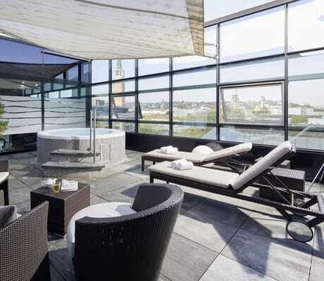 Rooftop-Spa im Parkhotel Pforzheim mit Whirlpool und Sonnensegel