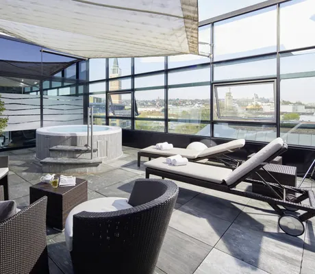 Rooftop-Spa im Parkhotel Pforzheim mit Whirlpool und Sonnensegel