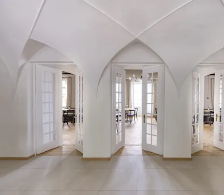 weiß getünchtes Gewölbe vor dem Restaurant im Seegut Zeppelin