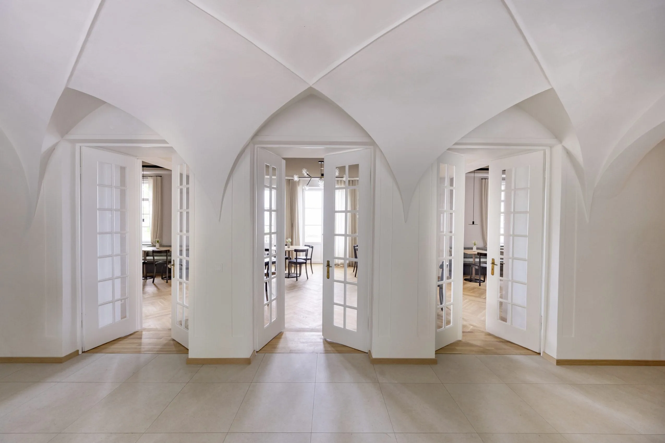 wei&szlig; get&uuml;nchtes Gew&ouml;lbe vor dem Restaurant im Seegut Zeppelin