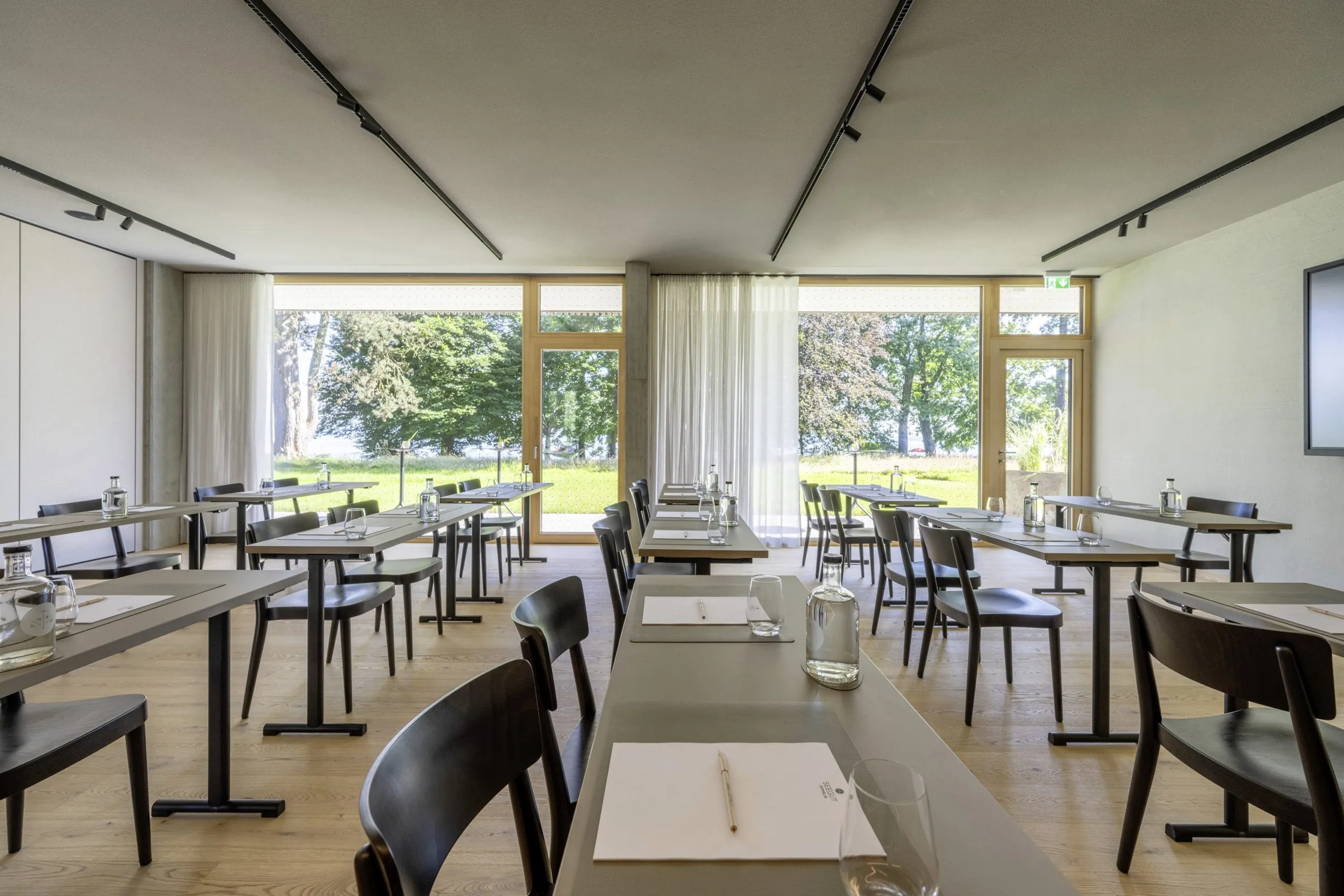 Tagungsraum im Seegut Zeppelin mit schwarzen St&uuml;hlen und Blick auf den Bodensee