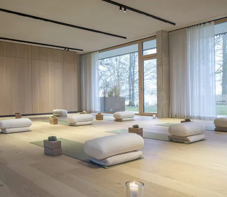Yogaraum im Seegut Zeppelin mit großen Panoramafenstern und Blick auf den See