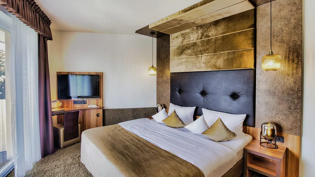 Doppelzimmer im Lifestyle Hotel Zum Kurfürsten mit goldenem angedeuteten Baldachin