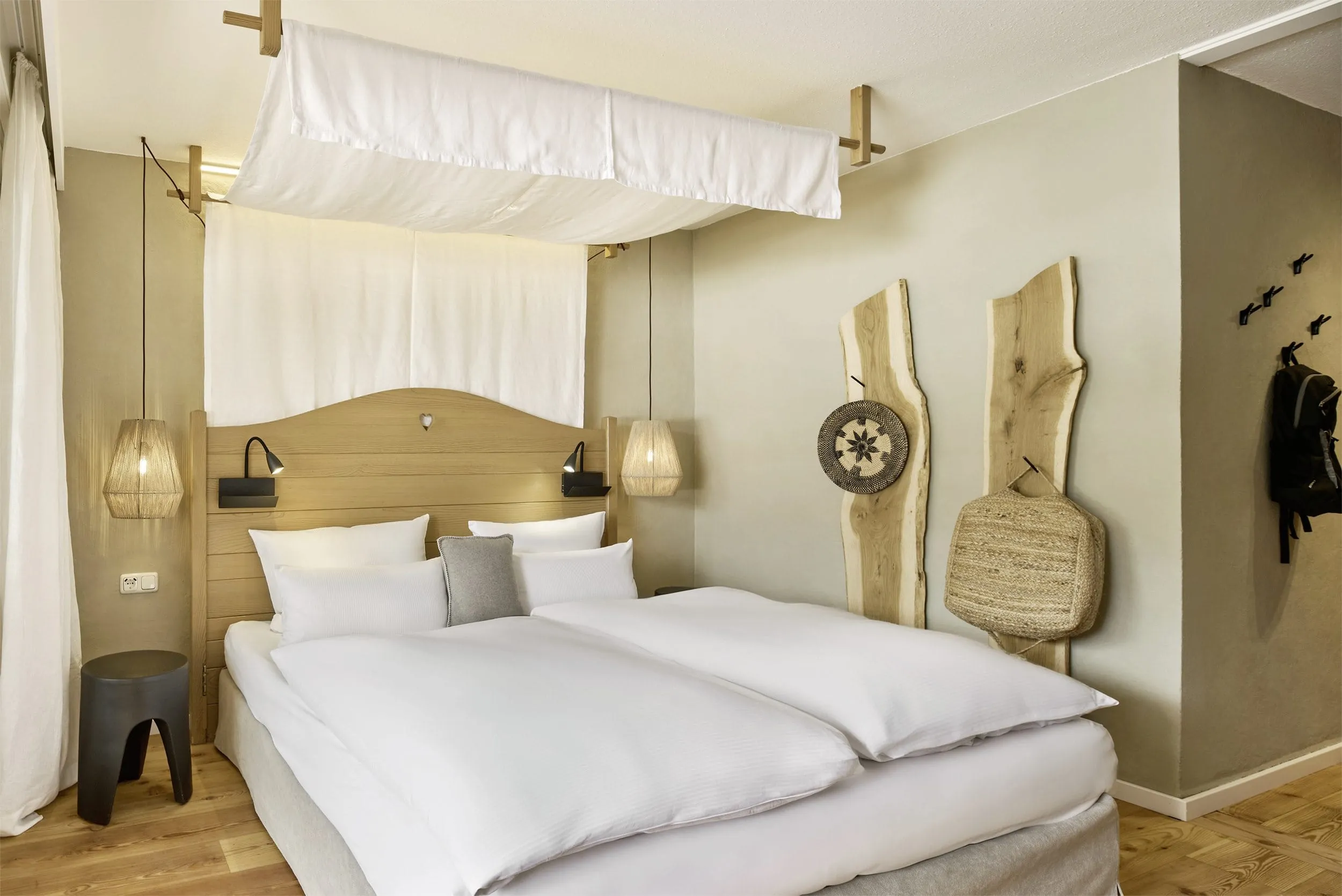 Doppelzimmer im Landhausstil modern interpretiert mit vielen Holzelementen und wohngesunden Materialien