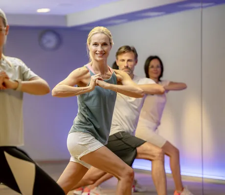 Sportkurs im Kursraum des Hotel Allgäu Sonne mit mehreren Personen