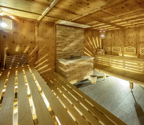 Sauna im Alpbacherhof mit Holzrückenlehnen an der Wand