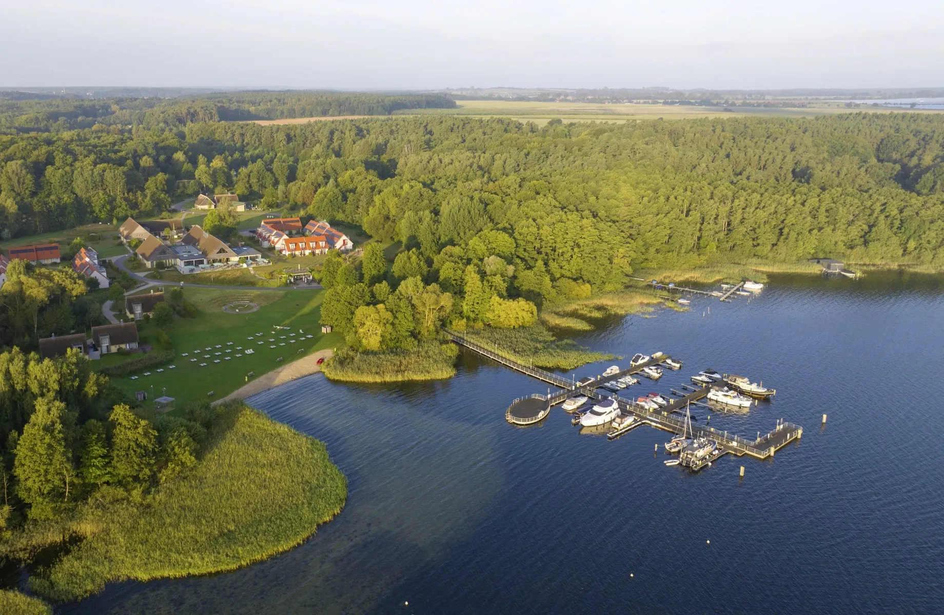 Gesamtansicht des BEECH Resort Plauer See von oben mit Blick auf den Hafen