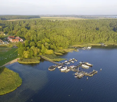 Gesamtansicht des BEECH Resort Plauer See von oben mit Blick auf den Hafen