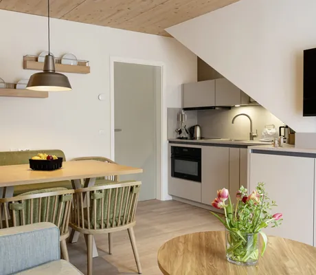 Küchenzeile und Essbereich im Appartement des BEECH Resort Plauer See
