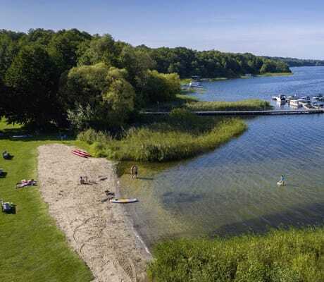 Strandabschnitte im BEECH Resort Plauer See mit Blick auf den kleinen Hafen
