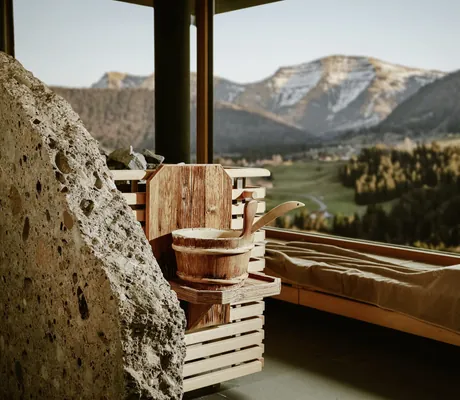 Saunakübel in der Sauna des Bergkristall Resort mit großem Felsstück