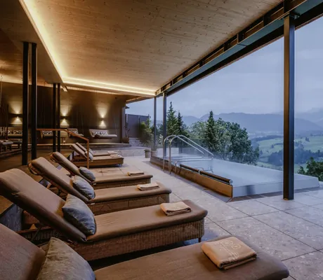 Korbliegen auf der Spa-Terrasse des Bergkristall Resort mit Whirlpool und Blick auf die Berge