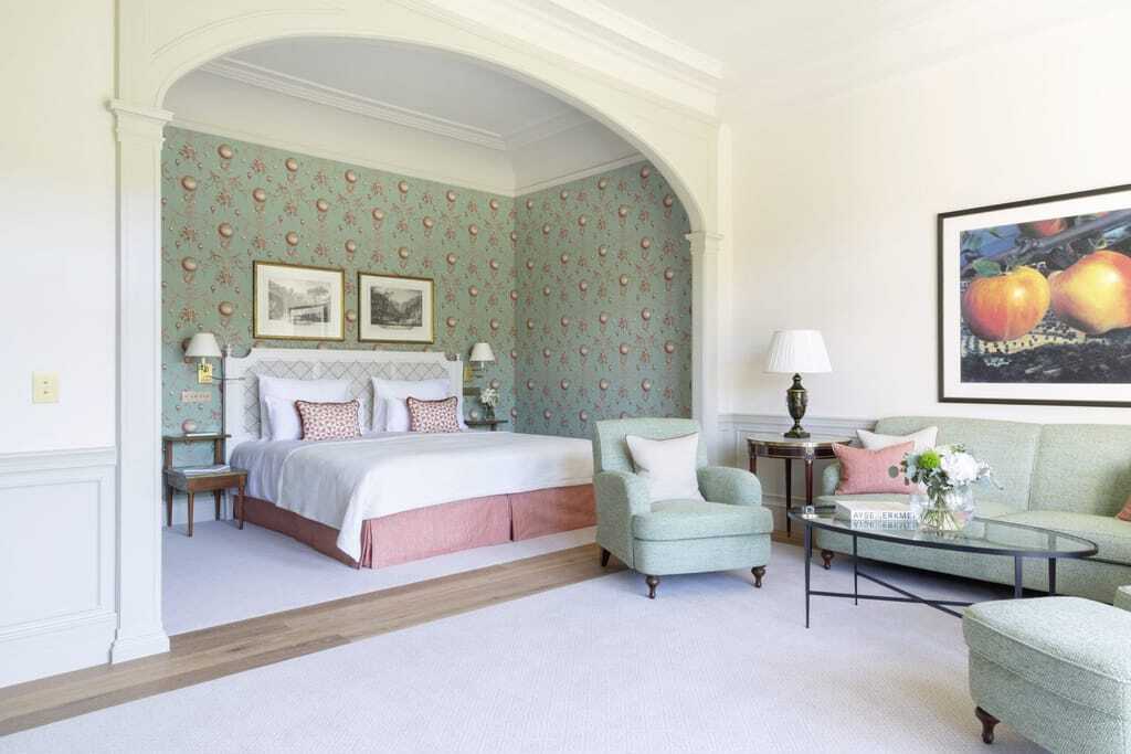 Erker mit Doppelbett und mintfarbener Tapete und Sitzecke mit Apfelbild in Brenners Park-Hotel & Spa