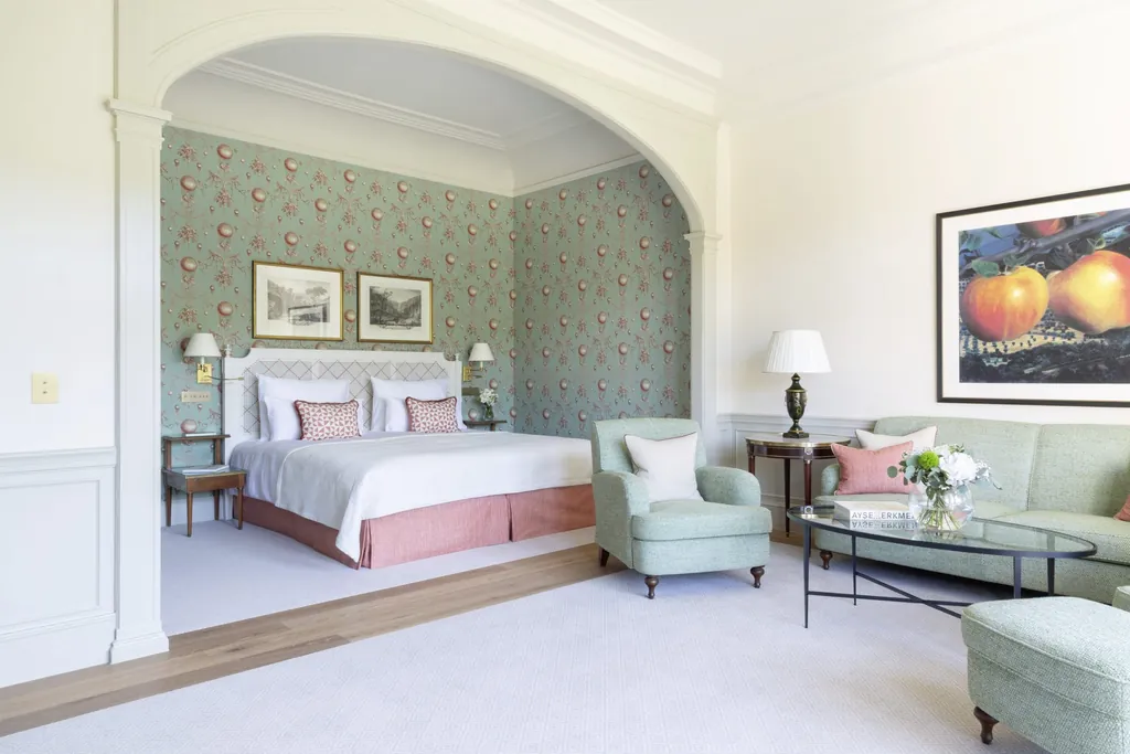 Erker mit Doppelbett und mintfarbener Tapete und Sitzecke mit Apfelbild in Brenners Park-Hotel & Spa