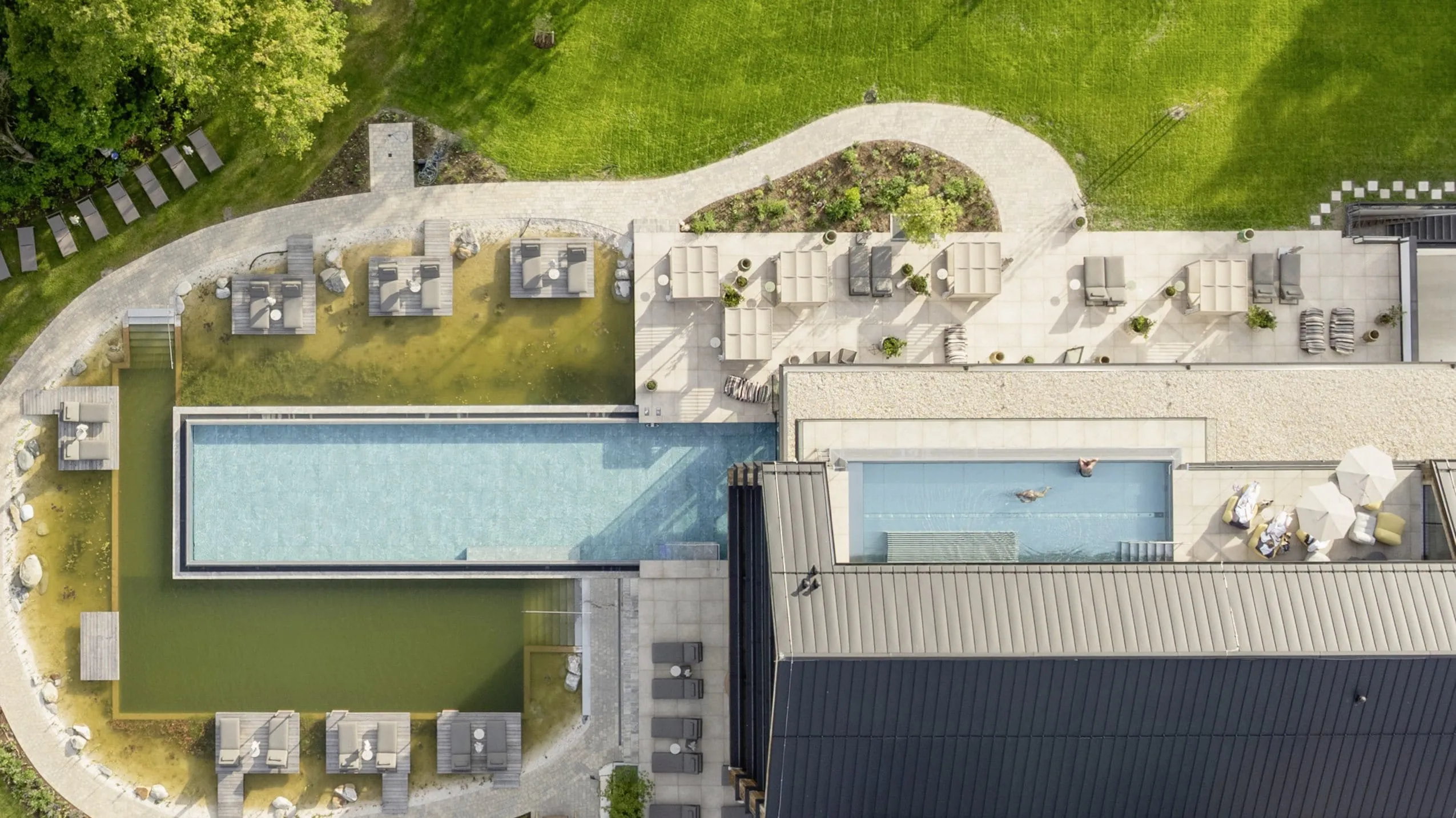 zwei Outdoorpools im Das Mühlbach von oben gesehen