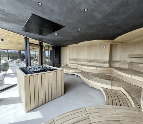 Eventsauna mit runden Sitzbänken und Blick zum Ruhebereich im Das Mühlbach