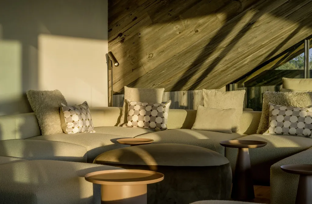 Ruhebereich im Das Mühlbach unter der Dachschräge mit beigen Liegemöbeln