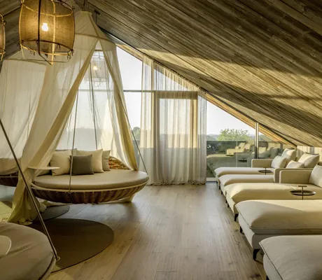 Ruheraum im Das Mühlbach unter dem Dach mit Hängeschaukeln mit Moskitonetzen