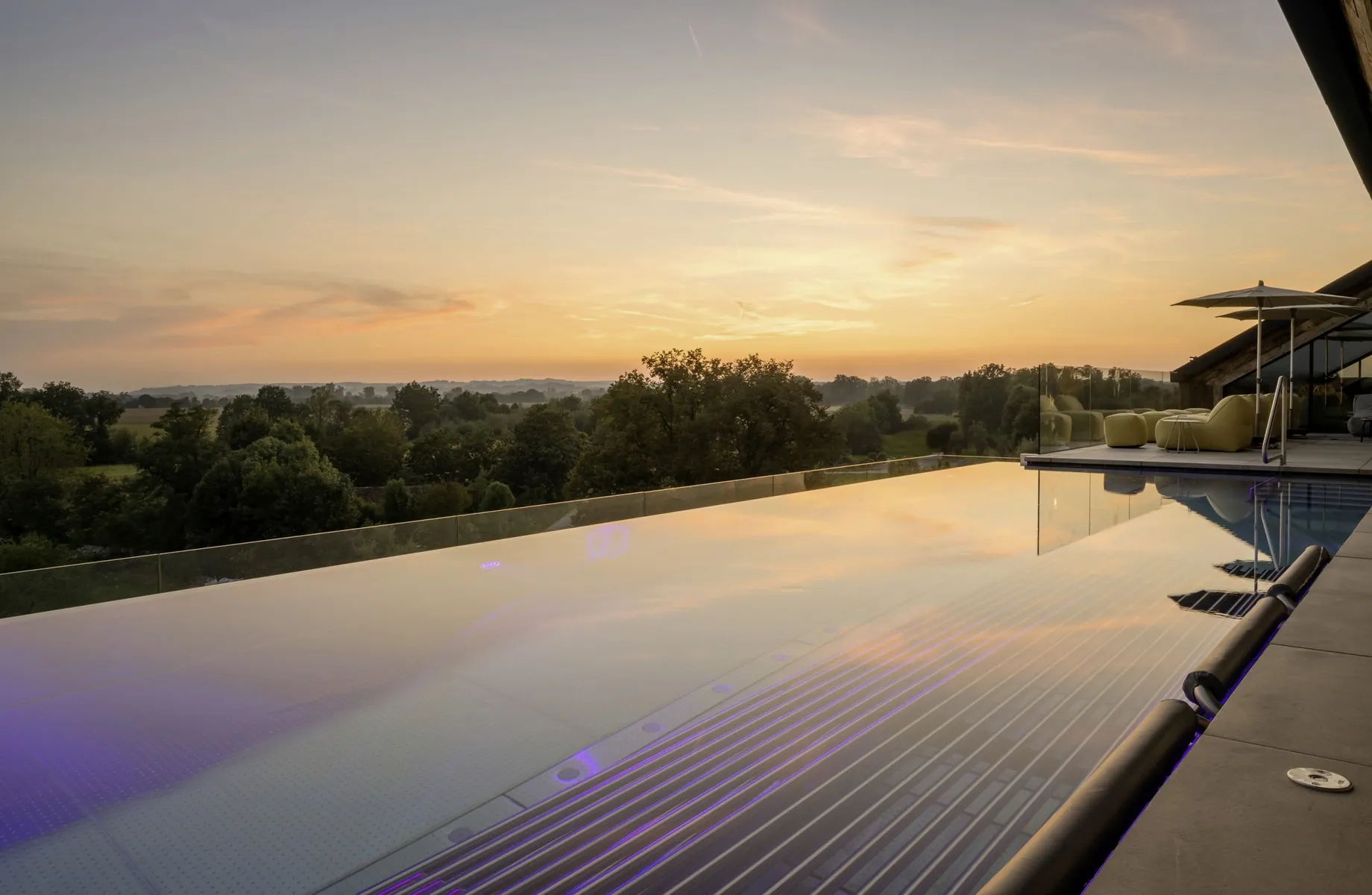 Outdoor-Whirlpool im Das Mühlbach im Abendrot mit Blick in die Landschaft