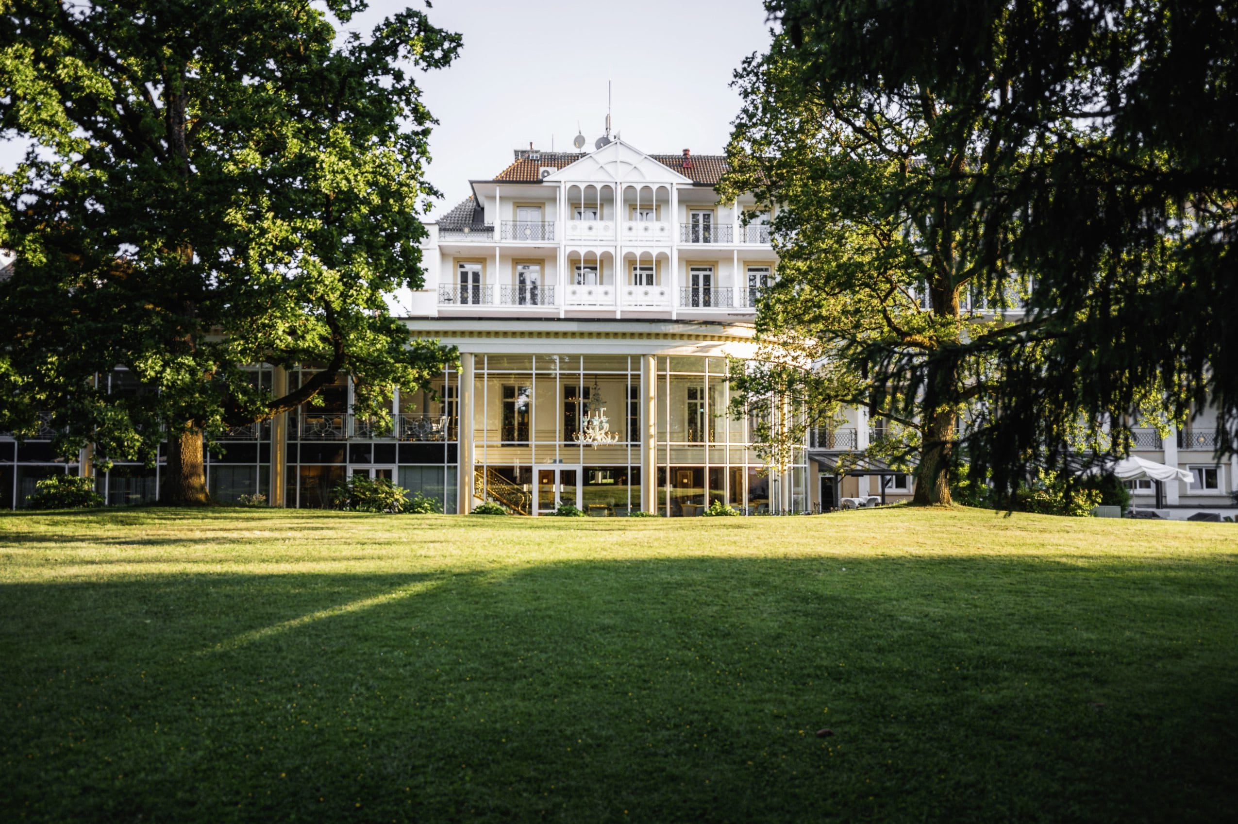 Blick vom Hotelgarten aus auf das Wellnesshotel Der Sonnenhof in Bad Wörishofen