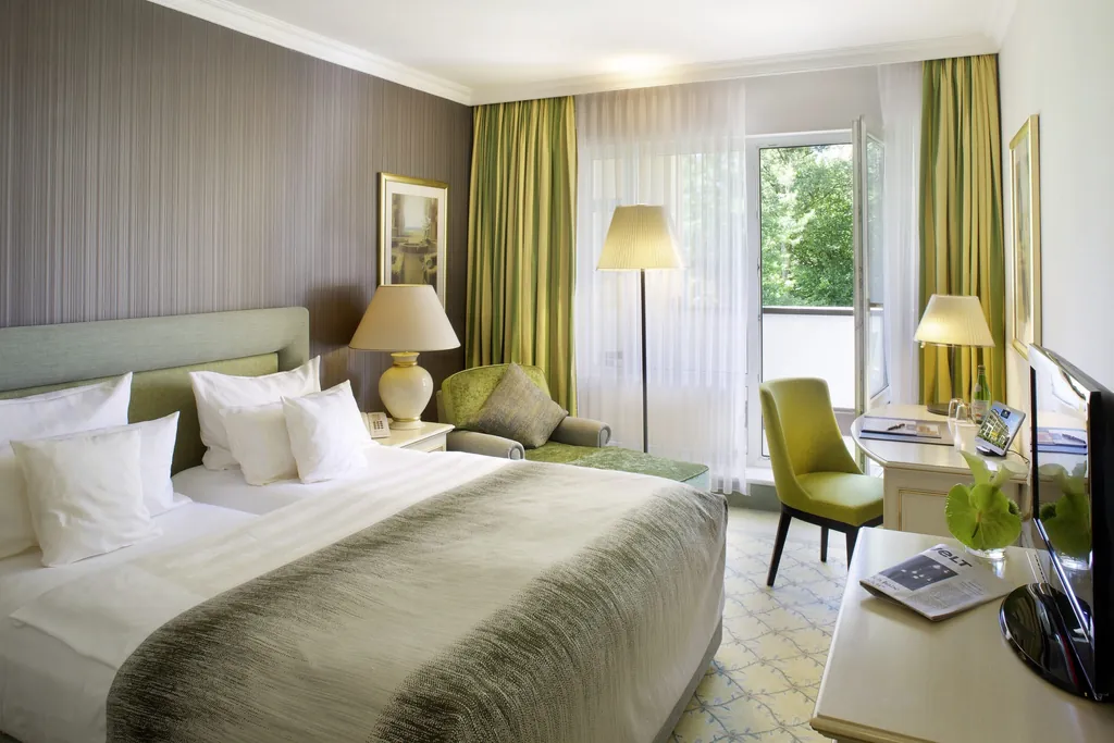 Comfort-Zimmer mit großem Bett, Chaiselounge und Schreibtisch im Hotel Der Sonnenhof