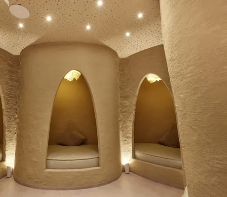 Beduinische Wärmehöhlen mit geschwungenen Eingängen im Hotel Holzapfel