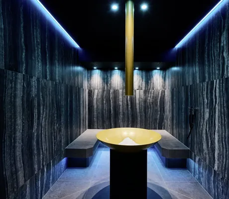 Dampfbad im Hotel Holzapfel mit Marmorwänden und goldener Salzsäule