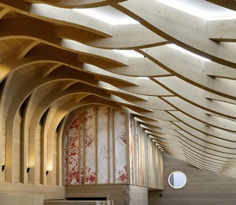 Holzdachkonstruktion in Bögen im Restaurant des Huus Quell