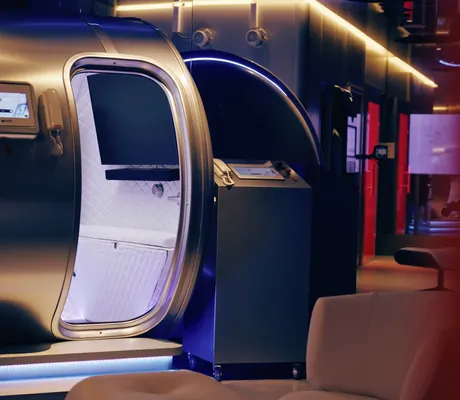 beleuchtete spacige Sauerstoffkabine im Huus Quell