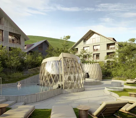 Spabereich im Innenhof des Huus Quell mit ananasförmigen Türmen und Pool