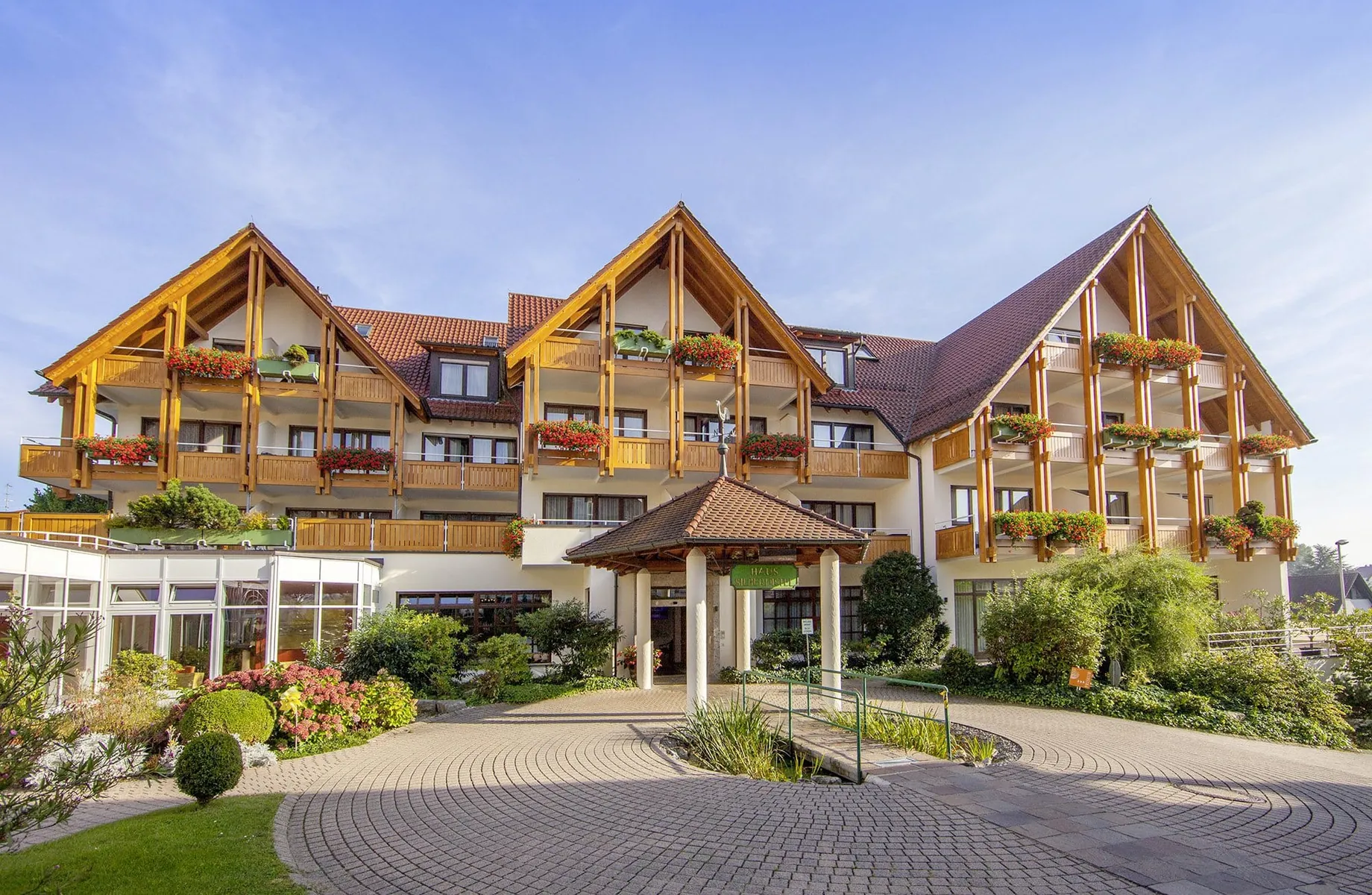 Außenaufnahme der Krone Schnetzenhausen mit Balkonen und kleinem Teich