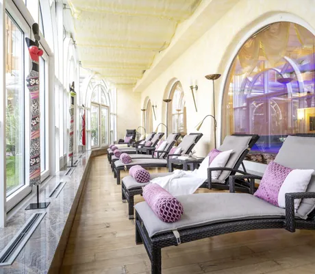 Ruhegang in der Krone Schnetzenhausen mit grauen Liegen und violetten Kissen