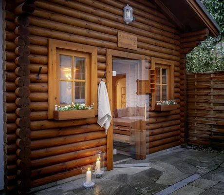 Blockhaussauna in der Krone Schnetzenhausen mit alpinen Fenstern und Putte vor dem Eingang