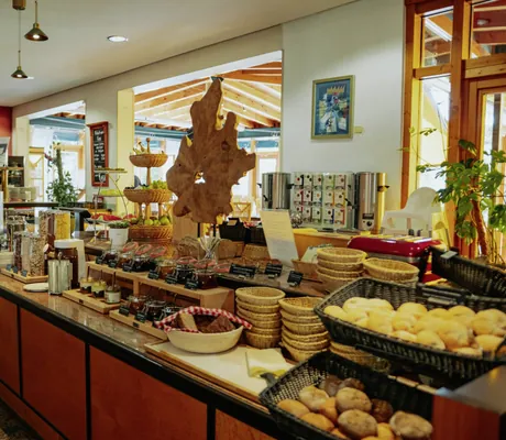 Frühstücksbuffet im Kurhotel an der Obermaintherme mit großem Holzblatt als Dekoartion