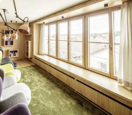 Bibliothek in der Kuroase im Kloster mit bunten Ohrensesseln und Blick über die Dächer