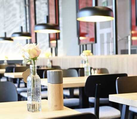 modernes Interieur im Restaurant der Kuroase im Kloster mit roten Glaswänden