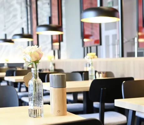 modernes Interieur im Restaurant der Kuroase im Kloster mit roten Glaswänden