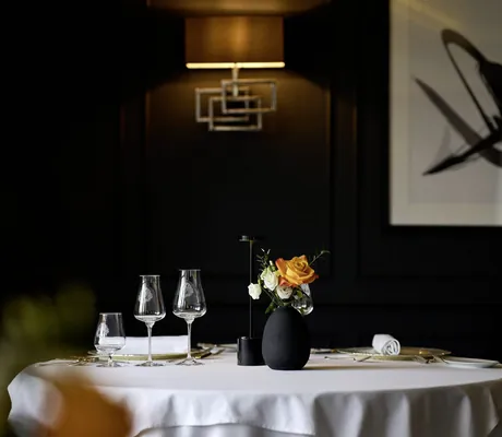 gedeckter Tisch imGourmetrestaurant des Landromantikhotel Oswald mit schwarzer Vase
