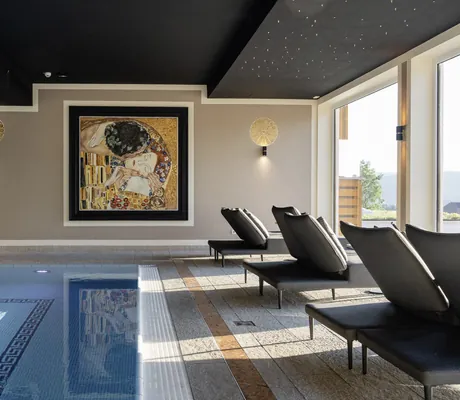 Bild von Klimts der Kuss im Hallenbad des Landromantikhotel Oswald
