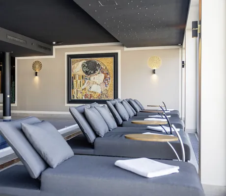 graue Ruheliegen am Indoorpool des Landromantikhotel Oswald